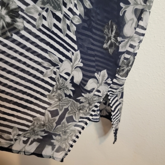 CAbi Navy and Floral Popover‎ Yacht Top Size small - Picture 6 of 9